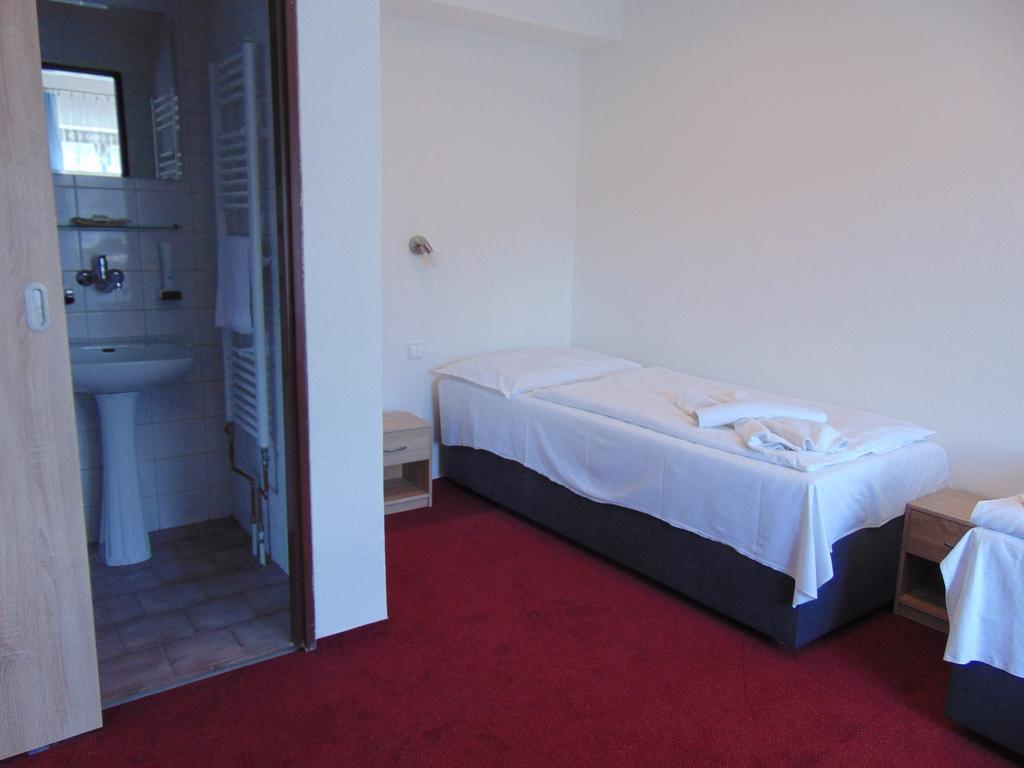 Hotel Isora ออสตราวา ภายนอก รูปภาพ