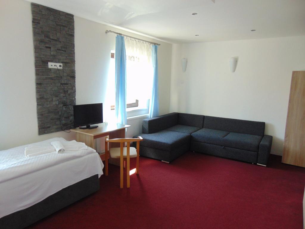 Hotel Isora ออสตราวา ภายนอก รูปภาพ